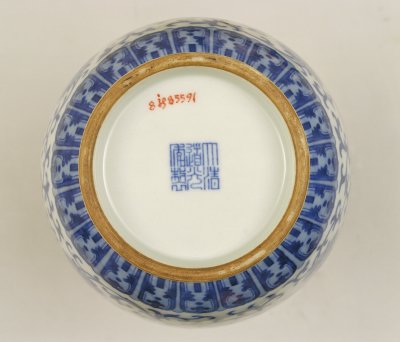 图片[2]-Blue and white vase with twined branches and eight auspicious patterns on a lotus-China Archive